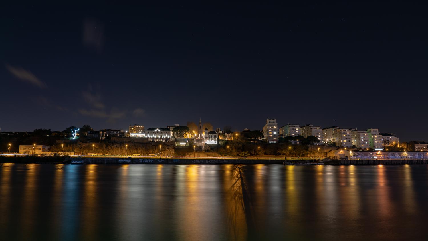 Butte St Anne depuis le quai des Antilles