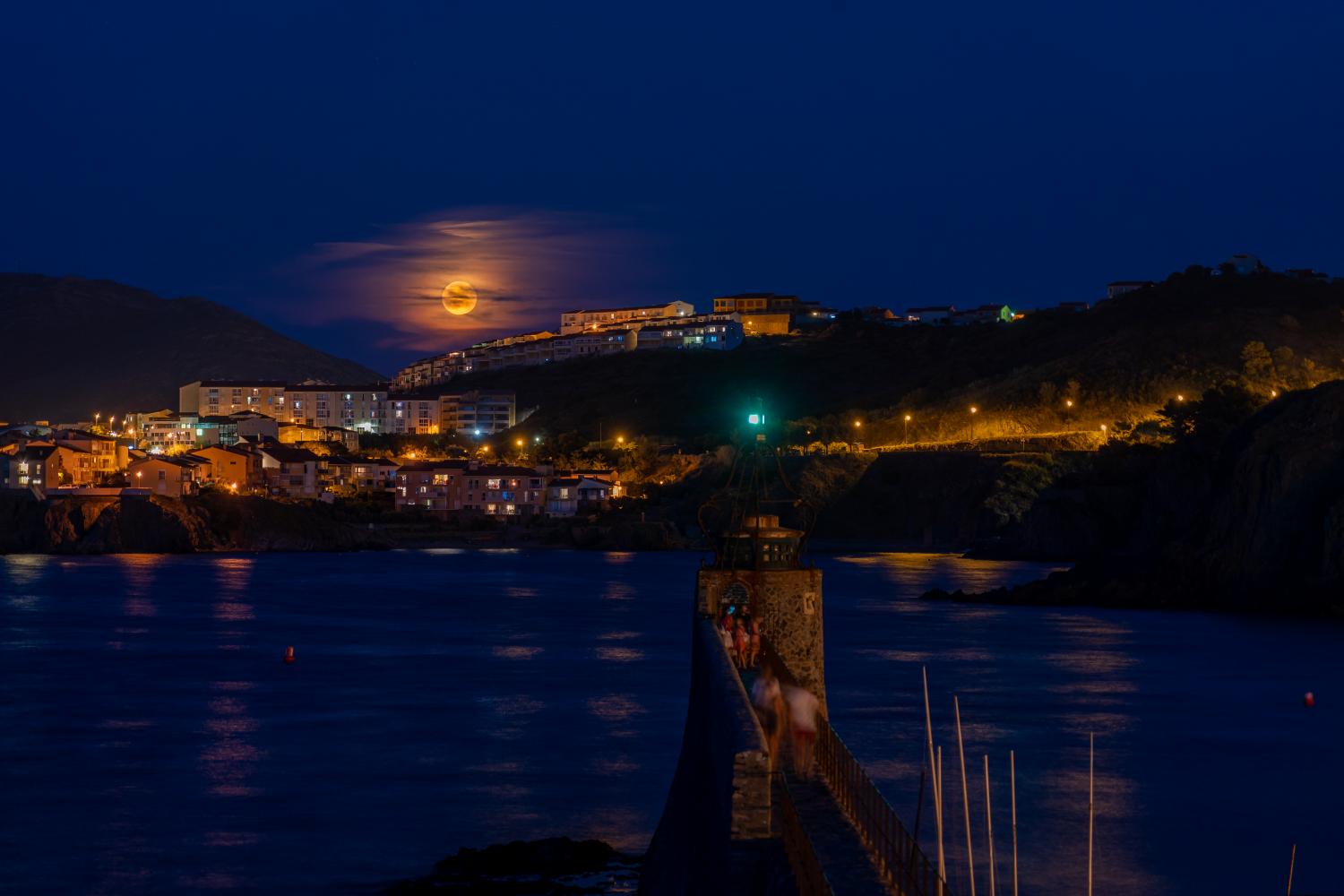 Lune rousse sur l'anse de Collioure